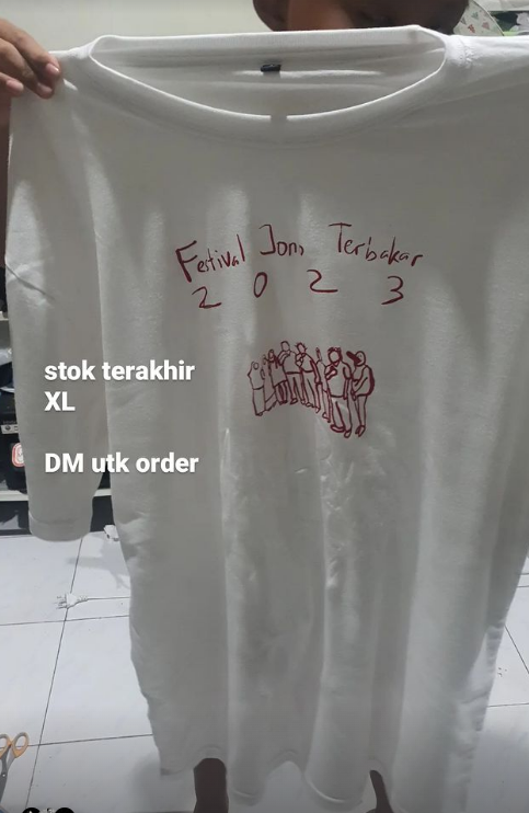 Kalau ini stok terakhir, gaakan direstock. Kaos Festival Jono Terbakar, tinggal size XL. PM untuk order