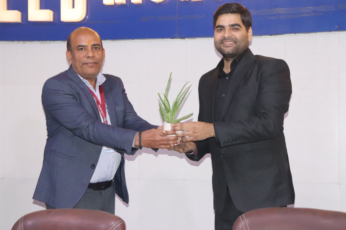 FIMTcollege's tweet image. Dive into #DataSecrets with @SkillCircleteam Our recent event with Mr. Shivam Ahuja, Founder &amp;amp; COE, was a data-filled journey! 💻✨
Participants delved into #DataScience  and Analytics, mastering tools. 🕙With hands-on exercises and interactive Q&amp;amp;A, they&apos;re ready for IT careers!