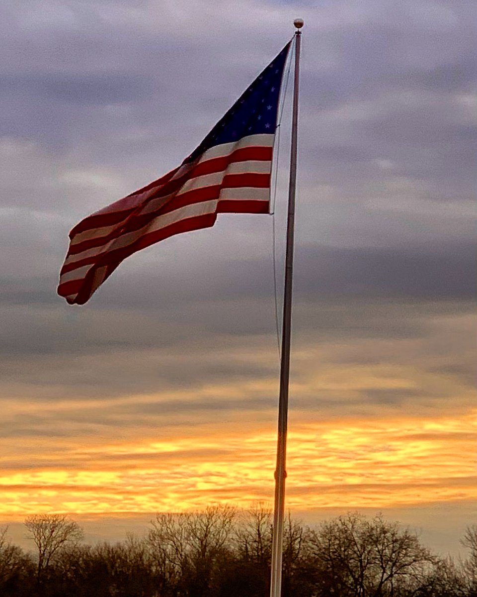 talltalestogo's tweet photo. Winter wind
The winter wind roars, /
fulsome in its bellowing, /
but spring still whispers.
.
.
#winter #wind #bellows #spring #whispers #fulsome #haiku #poem #poetry #haiga #photo #knoxville #davidebooker #february #thursday #022924 #2024 https://t.co/pMGC2yr9bz