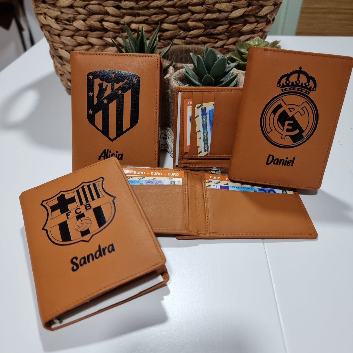 imaginaycompra's tweet photo. Por fin han llegado! Las nuevas carteras de fútbol personalizadas! No tenemos muchas unidades ahora mismo, así que date prisa antes de que nos quedemos sin stock!

#futbol #LaLiga   #ElClasico https://t.co/ABppVRIxvK