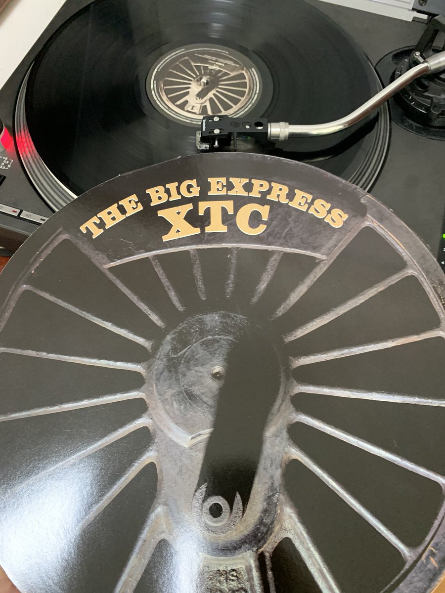 XTC の特別仕様ジャケ（丸い）ビッグ・エクスプレス。リプレイスレコードさんで巡り合えました。CD でしか持っていなかったのでうれしー！これ含め改めて朝からXTCを聴き続けているが救われる。ちょっとしんどいことがあったのだが、そんな時はやはり音楽だね！