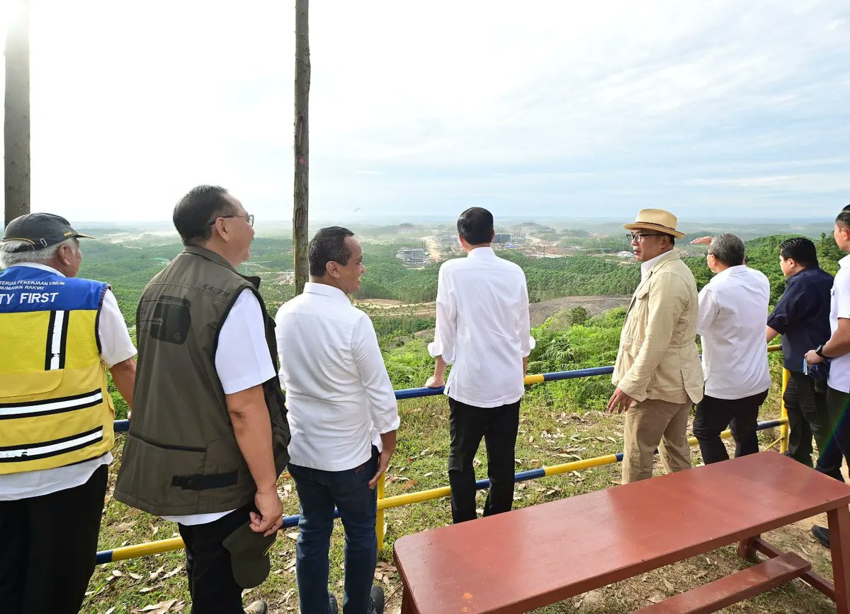 Alhamdulillah… tadi menikmati suasana pagi sambil sarapan rebusan dan sukun goreng, dengan segelas teh hangat, di Ibu Kota Nusantara (IKN), Provinsi Kalimantan Timur, Jumat, 1 Maret 2024.

Saya berterima kasih kepada para penyedia makanan selama kami bekerja di IKN. Di sini ada