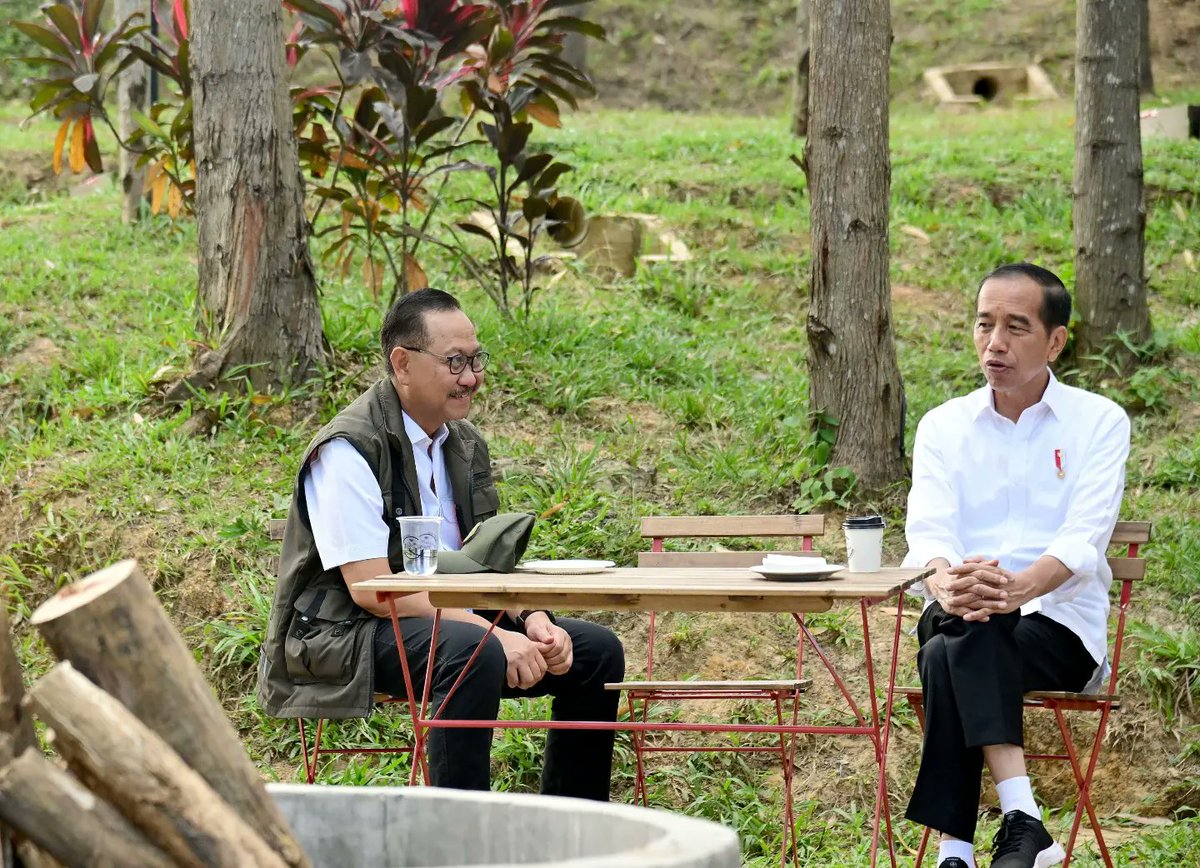 jokowi's tweet photo. Alhamdulillah… tadi menikmati suasana pagi sambil sarapan rebusan dan sukun goreng, dengan segelas teh hangat, di Ibu Kota Nusantara (IKN), Provinsi Kalimantan Timur, Jumat, 1 Maret 2024.

Saya berterima kasih kepada para penyedia makanan selama kami bekerja di IKN. Di sini ada juga Ibu Jumiatun, seorang di antara tim penyedia makanan, yang sempat berfoto dengan saya. 

Pagi yang hangat menjadi semangat mengawali rangkaian kegiatan kerja hari ketiga di Provinsi Kalimantan Timur. Saya melakukan peninjauan dan peletakan batu pertama (groundbreaking) sejumlah infrastruktur.

Foto: Muchlis Jr - Biro Pers Sekretariat Presiden