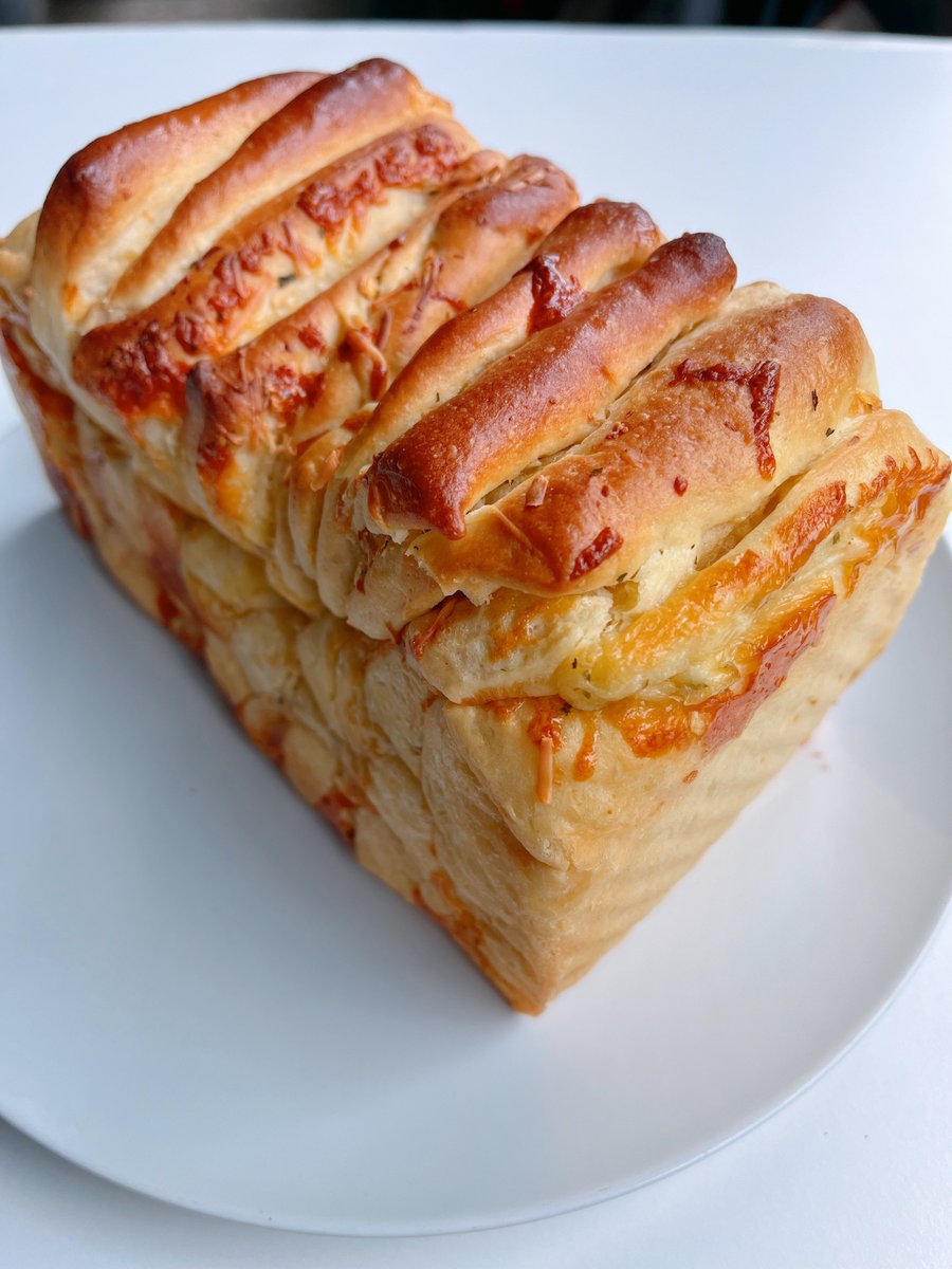 Irma_rhyu's tweet image. ngeroti lagi🧄 #bakingbread #pullapartbread