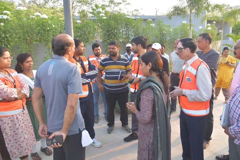 #Morning_Visits Commissioner GHMC @DRonaldRose along with @ZC_Khairatabad visited JVR Park, Panjagutta Graveyard, and Singadikunta Basthi this morning, connecting with communities, evaluating development needs, and fostering stronger bonds for a brighter, safer, and more…