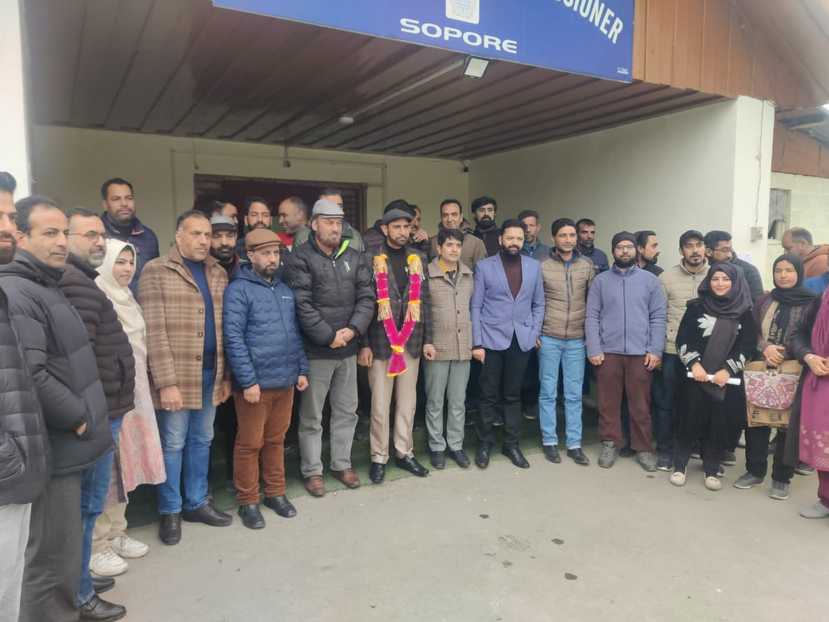 journotariq's tweet photo. A warm send off accorded to Mohammad Ashraf Shb the Naib Tehsildar Sopore by officers and officials of revenue family on his superannuation spanning 34years of dedicated service. We wish you happy healthy and purposeful post retirement life ahead https://t.co/MvYoA5pkNS