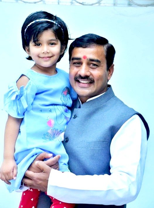 AshishSingh_BJP's tweet photo. स्वत्यस्तु ते कुशल्मस्तु चिरयुरस्तु॥
 विद्या विवेक कृति कौशल सिद्धिरस्तु ॥
ऐश्वर्यमस्तु बलमस्तु राष्ट्रभक्ति सदास्तु॥ 
वन्शः सदैव भवता हि सुदिप्तोस्तु ॥
लाड़ली बिटिया रानी #आद्या_सिंह को जन्मदिवस की हार्दिक शुभकामनाएं। https://t.co/DKNTkydyhY