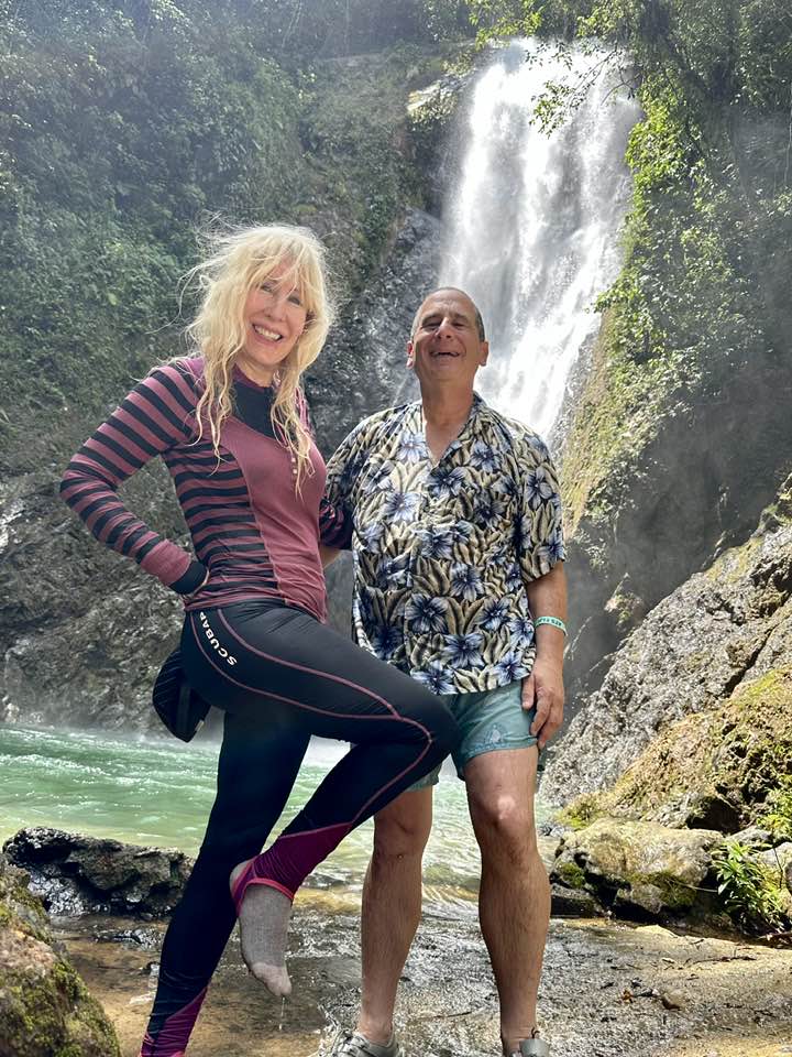I LOVE FIJI BECAUSE:
It's gorgeous.
Everyone says 'hello' to you.
"Hello" in Fiji is "Boola boola."
Fijians laugh even when nothing's funny, like Dr. Hibbert.