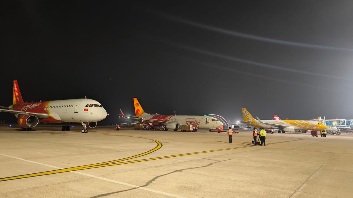 Ramp at #TrichyAirport 😍 is completely occupied during night hours. #VietjetAir #HoChiMinhCity #FlyScoot #Singapore #AirAsia #KyalaLumpur #AirIndiaExpress #Dubai #Trichy @VietjetIndia @airasia @flyscoot @AirIndiaX @SingaporeAir @MAS @ThaiAirways @bangkok_airways @IndonesiaGaruda