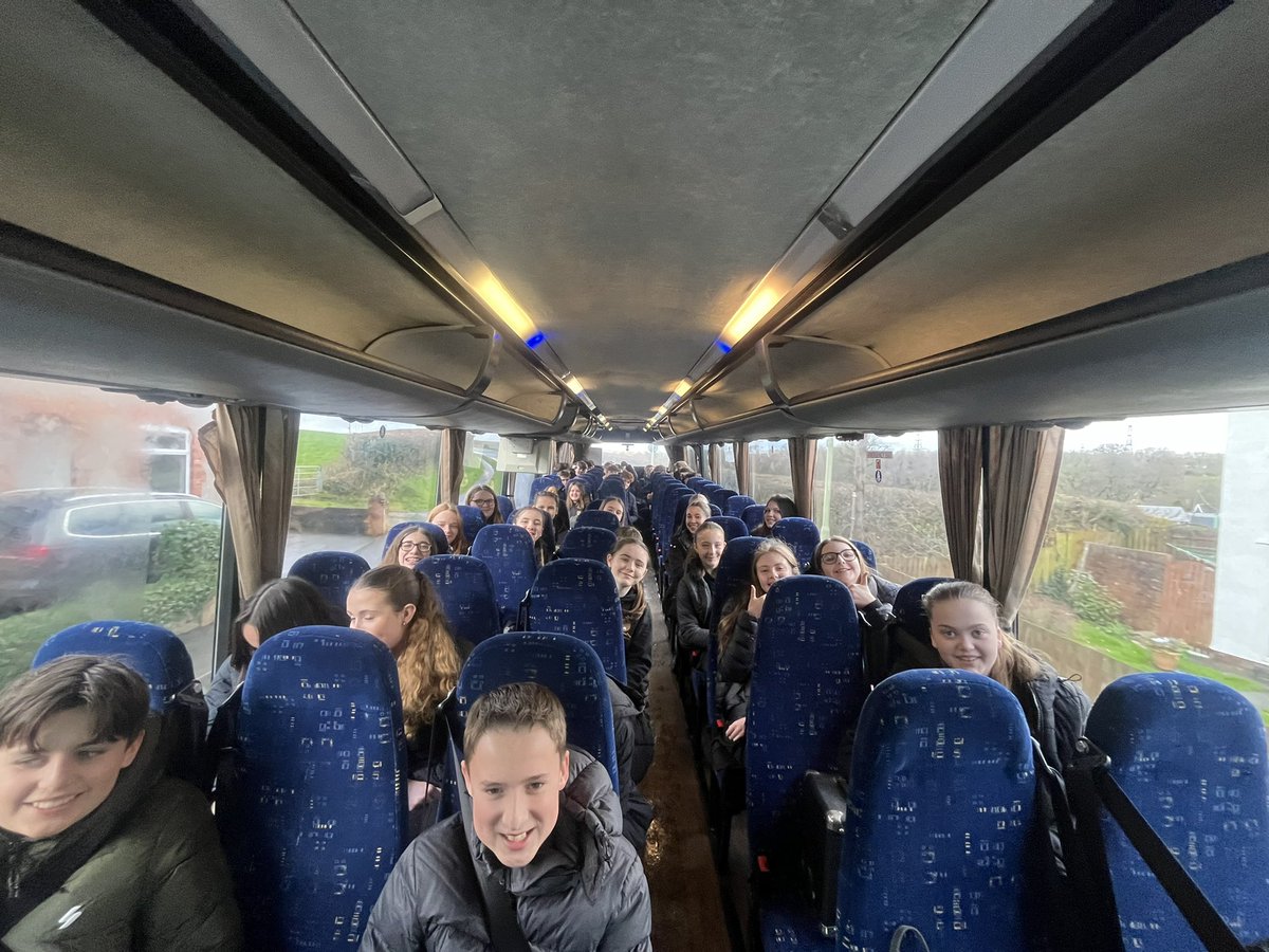 Criw o ddisgyblion corau <a href="/YsgolLlanhari/">Ysgol Llanhari</a> ar y ffordd i ddiddanu’r cyhoedd yn Tesco Tonysguboriau i ddathlu #DyddGŵylDewi // On our way to Tesco Talbot Green to sing!!🎼🎶🏴󠁧󠁢󠁷󠁬󠁳󠁿