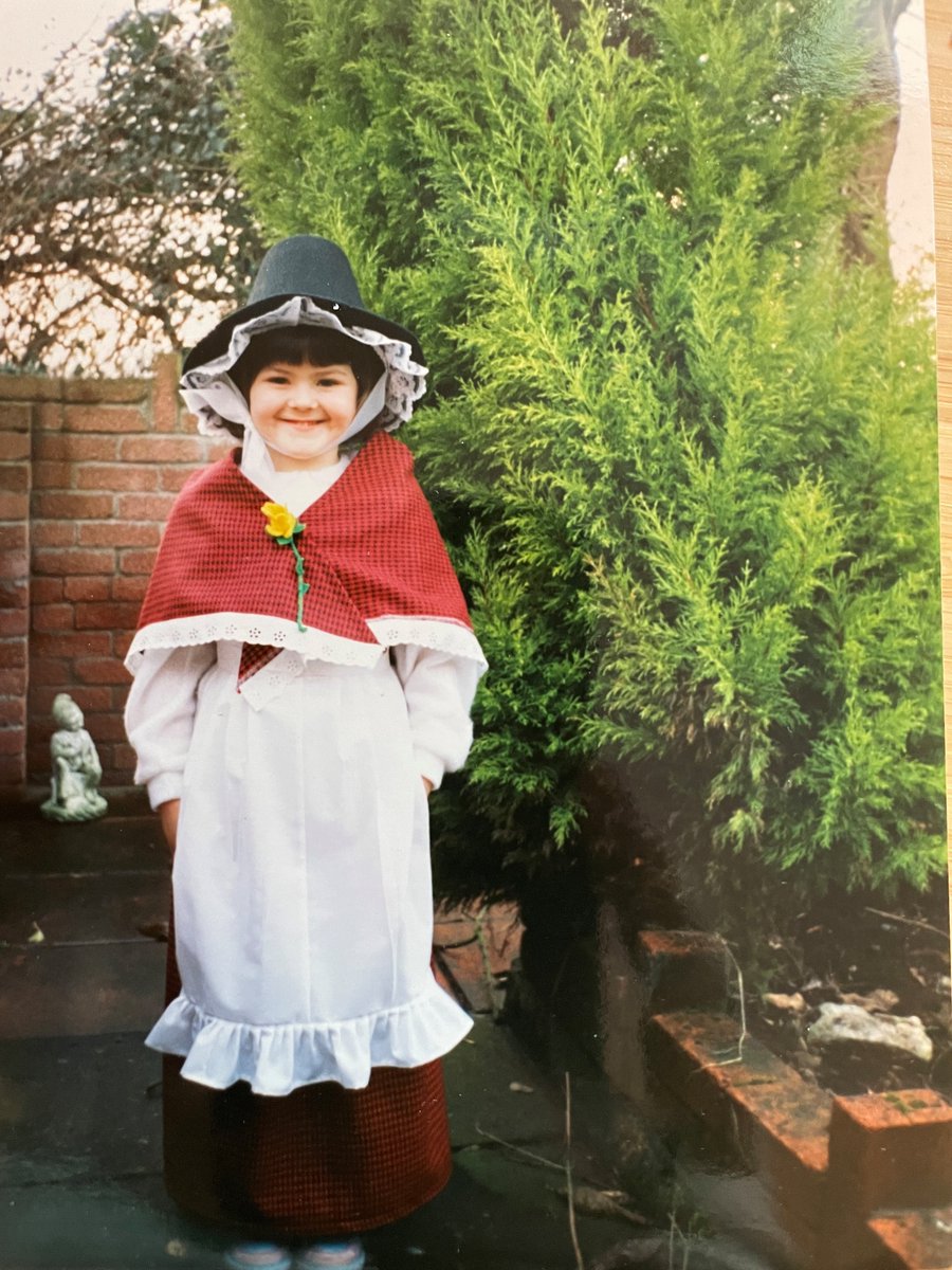 A St.David's Day Tradition😆🏴󠁧󠁢󠁷󠁬󠁳󠁿🏴󠁧󠁢󠁷󠁬󠁳󠁿🏴󠁧󠁢󠁷󠁬󠁳󠁿
Usually, St David’s Day is a day of parades, concerts and eisteddfodau (festivals of music, language and culture). Children go to school in traditional Welsh dress. Flags are flown. The Welsh National Anthem is sung. This is me 😆😊