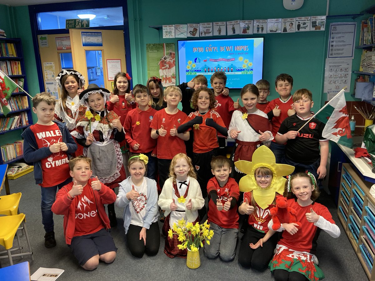 Dydd Gŵyl Dewi hapus! 💛🖤💛🖤💛