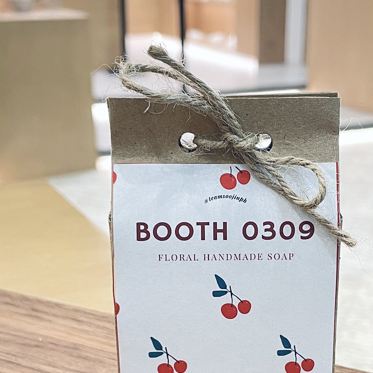 teamsoojinph's tweet photo. 🌹D-8 before 𝗯𝗼𝗼𝘁𝗵 𝟬𝟯𝟬𝟵: birthday cupsleeve event

preview of the handmade soap inside paper pouch included in our kit. see you all on March 9!!

#SOOJIN #수진 #booth0309forsoojin https://t.co/rZX6PkHYQi