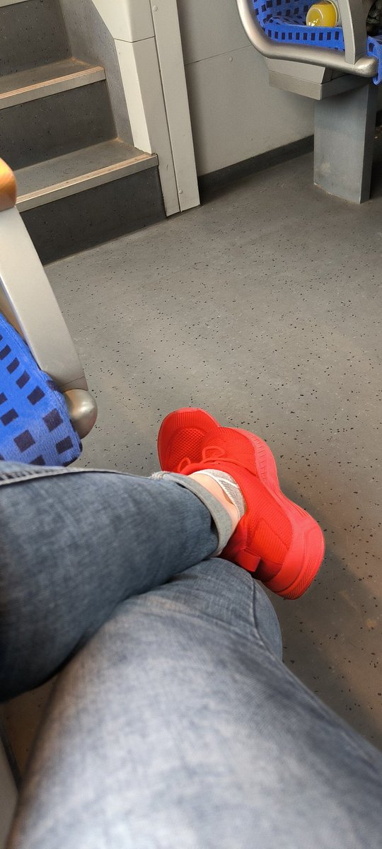Zugtweed.... Kontra K im Ohr.... Gedanken im Kopf.... Zug fahren  entschleunigt enorm... Mag ich...
#redshoesontour #zug #deutschebahn