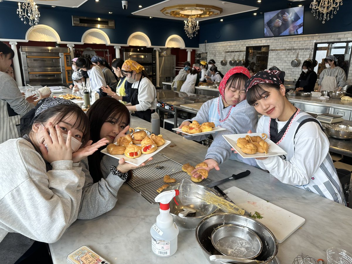 daikenkenken's tweet photo. 1年生の授業の様子です🌈

今日は「シュークリーム」を作っていました💓

生地とクリームを姉妹校 @DAICHO_PR のプロの先生が
��寧に教えてくれますよ😊✨

DAIKENならではの授業🐻💕
来週も色々なメニューを作ります！

どんどん授業の様子をアップするのでお見逃しなく！

#大阪健康ほいく専門学校 https://t.co/IzmKLJnpKM
