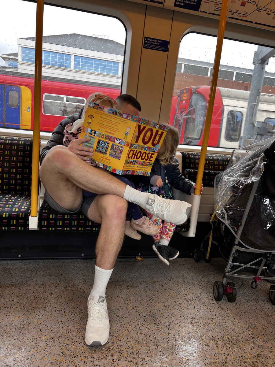 I am enjoying listening to this dad reading You Choose by ⁦@pippagoodhart⁩ and⁦⁩ Nick Sharratt with his two children on the tube this morning. Lots of vigorous debate going on! Laughter too. 🥰 #readingtogether ⁦@Booktrust⁩ ⁦@PuffinBooks⁩