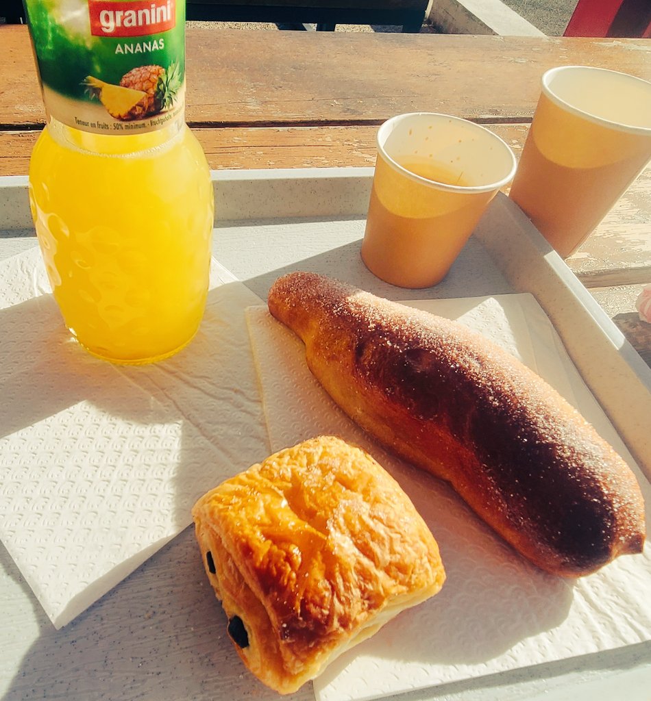 A simple and basic French breakfast 🥐 with this nice weather ☀️ is always good for the mind #painauchocolat #briochesucree #expresso & #pineapplejuice