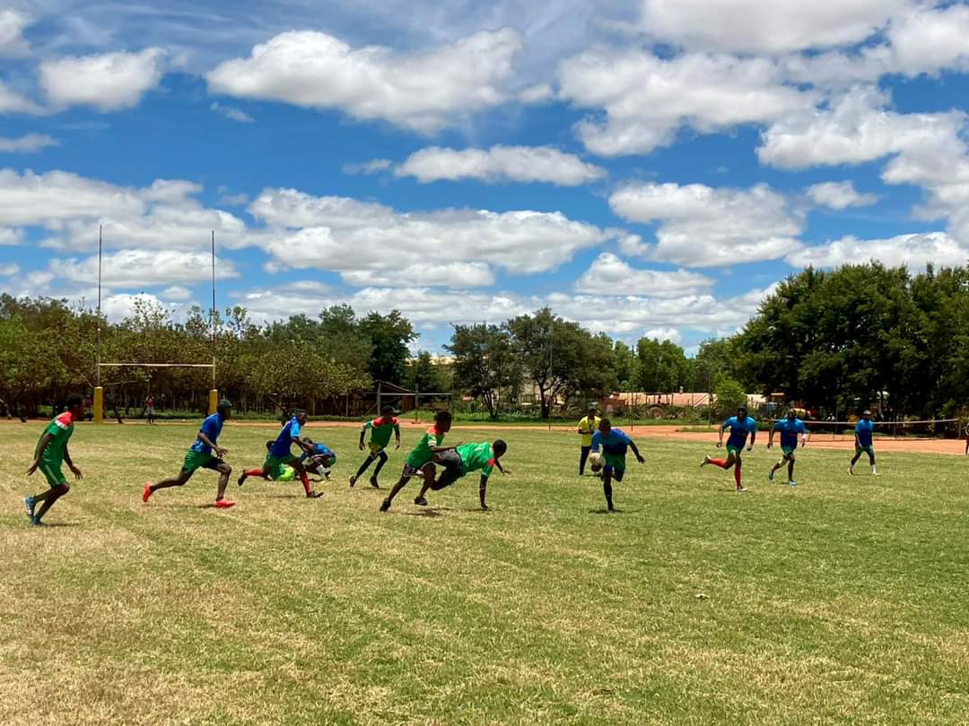 Le Tournoi de la TEM Académie à Tuléar 🇲🇬: où le rugby 🏉 devient un maître d'éducation. 100 enfants, 6 équipes, apprenant la vie à travers les valeurs du rugby, soutenus par des partenaires engagés. Ensemble, nous marquons un essai pour l'éducation et le développement personnel.