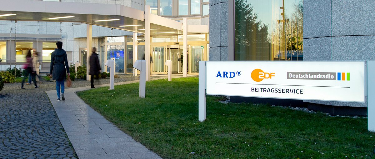 DWDL's tweet photo. Unter anderem Sachsen will, dass der Rundfunkbeitrag – entgegen der eigentlich bindenden Empfehlung der KEF – nicht steigt. Den vorgelegten KEF-Bericht hält man in der sächischen Staatskanzlei ohnehin nur für "eine Momentaufnahme".  https://t.co/W0mDk66UEi https://t.co/uBJlRwvNKJ