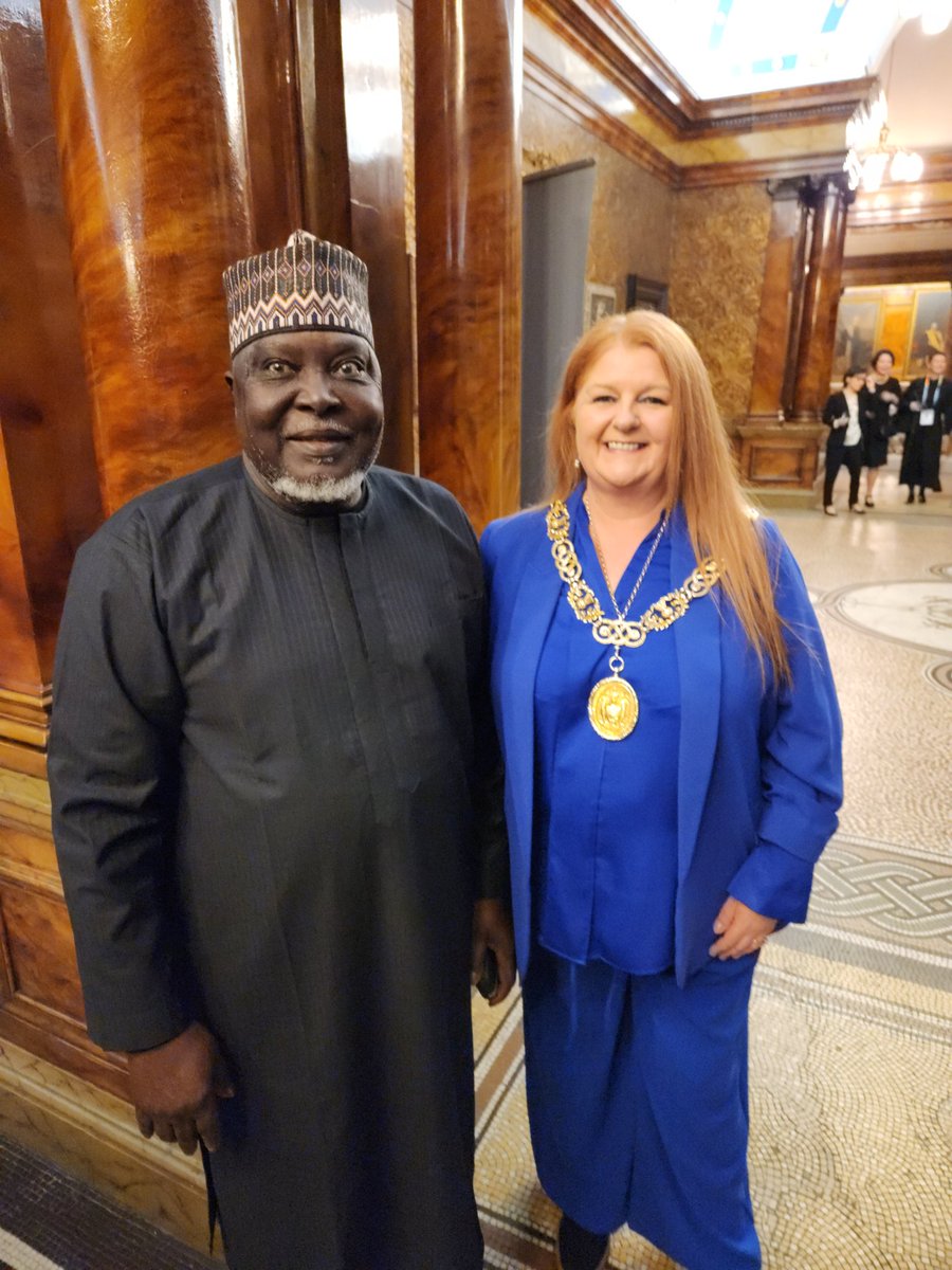 Je sèjourne depuis le 26 Fevrier à Glasgow et ce jusqu'au 3 Mars 2024 dans le cadre de la Session du Conseil d'Administration de World Athletics et des Championnats du Monde en Salle.Sur cette photo ,Mme Eva Bolander ,Maire de Glasgow et Hamad Kalkaba Malboum,President de la CAA.