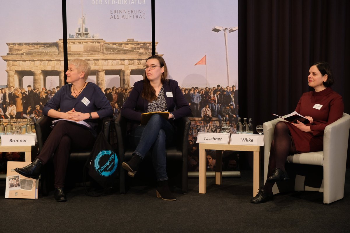 BAufarbeitung's tweet photo. Das Podiumsgespräch des zweiten Tages der #Geschichtsmesse trägt den Titel: “Geschichte für alle - wie können #Erinnerungskultur und historische Bildung vielfältig gestaltet werden?”
.
Wer an der Relevanz des Themas zweifelt, dem seien die von Moderatorin Miriam Menzel im Eingangsstatement zitierte demografische Tatsache weitergegeben: In zehn Jahren wird jedes zweite Kind eine Migrationsbiografie haben. Wie in einer zunehmend diversen Gesellschaft eine gemeinsame Erinnerungskultur entwickeln? Das war das Thema, über das heute morgen Cahit Başar, Lehrer aus Köln und Generalsekretär der Kurdischen Gemeinde Deutschland e.V. (@KGDOnline ), Sandra Brenner vom Landesjugendring Brandenburg e.V., Luisa Taschner, Grenzhus Schlagsdorf und Maria Wilke von der Stiftung Erinnung Verantwortung und Zukunft (@evzfoundation) diskutierten.
.
In der ersten Themenrunde ging es u.a. darum, wie man bei Jugendlichen, die sich in “digitalen Parallelwelten” wie TikTok bewegen, mit historischen Bildungsangeboten durchdringen kann. Und wie man erreicht, dass Jugendliche mit #Migrationshintergrund die NS-Geschichte auch für sich als relevant betrachten können und nicht als die “der Deutschen” abkapseln.
.
Die gesamte Diskussion gibt es in Kürze auf dem YouTube-Kanal der Bundesstiftung: Es lohnt sich!