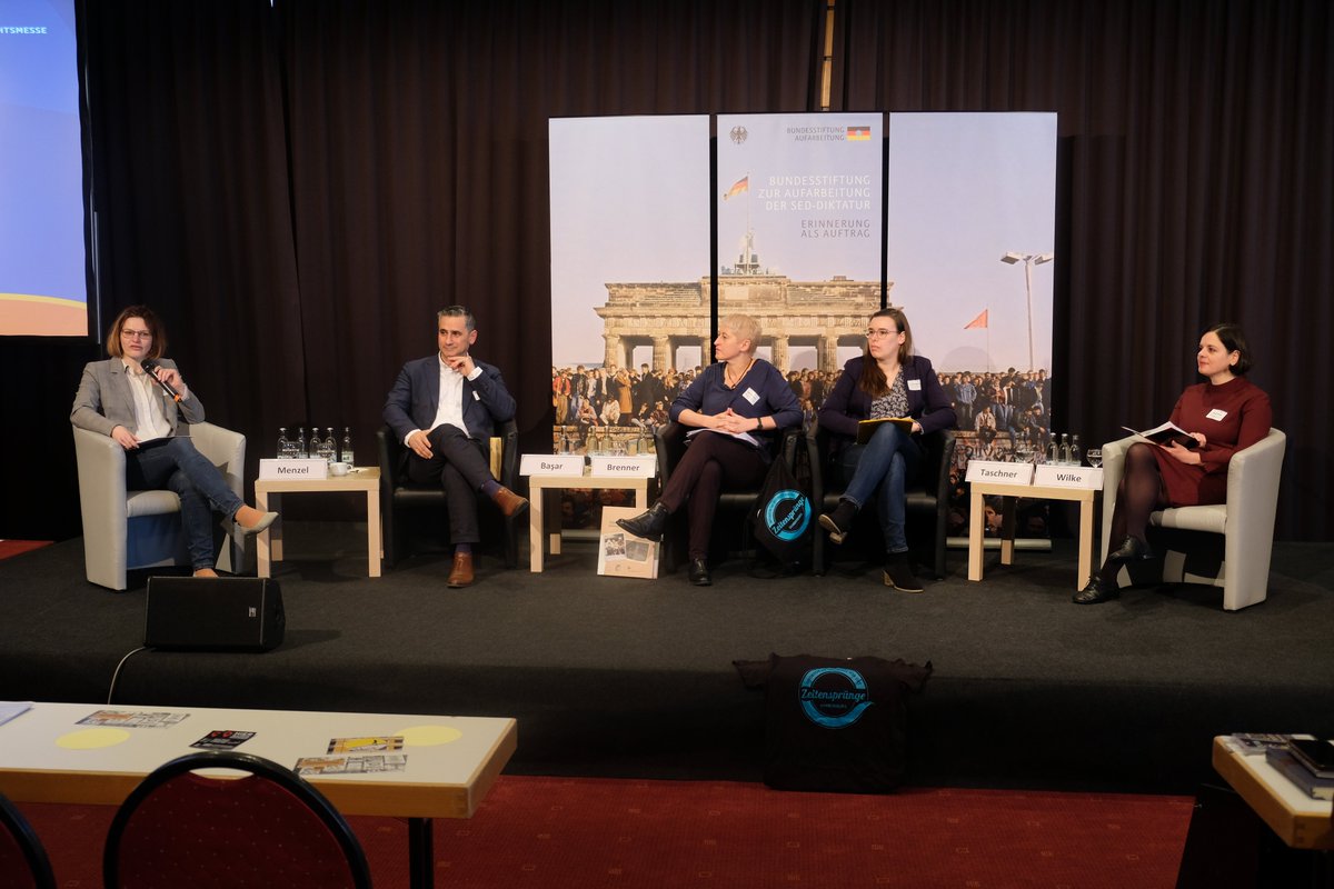 BAufarbeitung's tweet photo. Das Podiumsgespräch des zweiten Tages der #Geschichtsmesse trägt den Titel: “Geschichte für alle - wie können #Erinnerungskultur und historische Bildung vielfältig gestaltet werden?”
.
Wer an der Relevanz des Themas zweifelt, dem seien die von Moderatorin Miriam Menzel im Eingangsstatement zitierte demografische Tatsache weitergegeben: In zehn Jahren wird jedes zweite Kind eine Migrationsbiografie haben. Wie in einer zunehmend diversen Gesellschaft eine gemeinsame Erinnerungskultur entwickeln? Das war das Thema, über das heute morgen Cahit Başar, Lehrer aus Köln und Generalsekretär der Kurdischen Gemeinde Deutschland e.V. (@KGDOnline ), Sandra Brenner vom Landesjugendring Brandenburg e.V., Luisa Taschner, Grenzhus Schlagsdorf und Maria Wilke von der Stiftung Erinnung Verantwortung und Zukunft (@evzfoundation) diskutierten.
.
In der ersten Themenrunde ging es u.a. darum, wie man bei Jugendlichen, die sich in “digitalen Parallelwelten” wie TikTok bewegen, mit historischen Bildungsangeboten durchdringen kann. Und wie man erreicht, dass Jugendliche mit #Migrationshintergrund die NS-Geschichte auch für sich als relevant betrachten können und nicht als die “der Deutschen” abkapseln.
.
Die gesamte Diskussion gibt es in Kürze auf dem YouTube-Kanal der Bundesstiftung: Es lohnt sich!