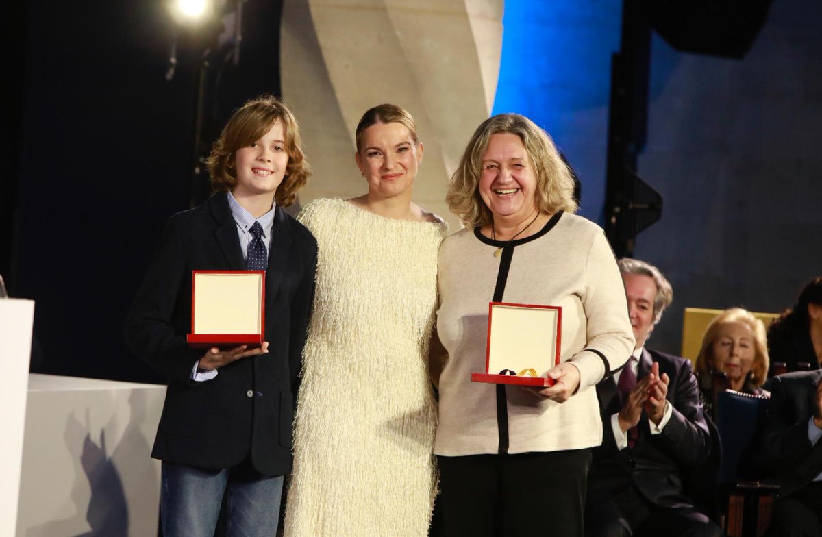 AjFelanitx's tweet image. 📸 Acte de lliurament del premi Ramon Llull a Mariona Caldentey amb la seva companya Cata Coll. 
🏅Referents de l’esport femení. Campiones de la Champions League femenina, campiones del món i campiones de la Nation League amb la selecció espanyola!! #orgullfelanitxer #DiaIB2024