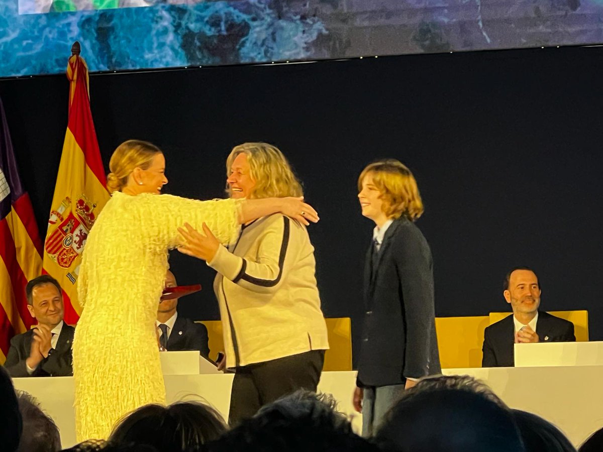 AjFelanitx's tweet image. 📸 Acte de lliurament del premi Ramon Llull a Mariona Caldentey amb la seva companya Cata Coll. 
🏅Referents de l’esport femení. Campiones de la Champions League femenina, campiones del món i campiones de la Nation League amb la selecció espanyola!! #orgullfelanitxer #DiaIB2024