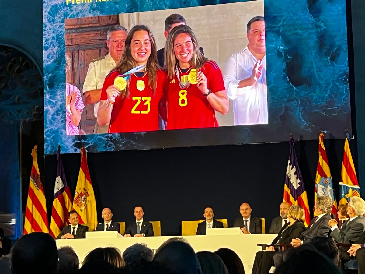 AjFelanitx's tweet image. 📸 Acte de lliurament del premi Ramon Llull a Mariona Caldentey amb la seva companya Cata Coll. 
🏅Referents de l’esport femení. Campiones de la Champions League femenina, campiones del món i campiones de la Nation League amb la selecció espanyola!! #orgullfelanitxer #DiaIB2024