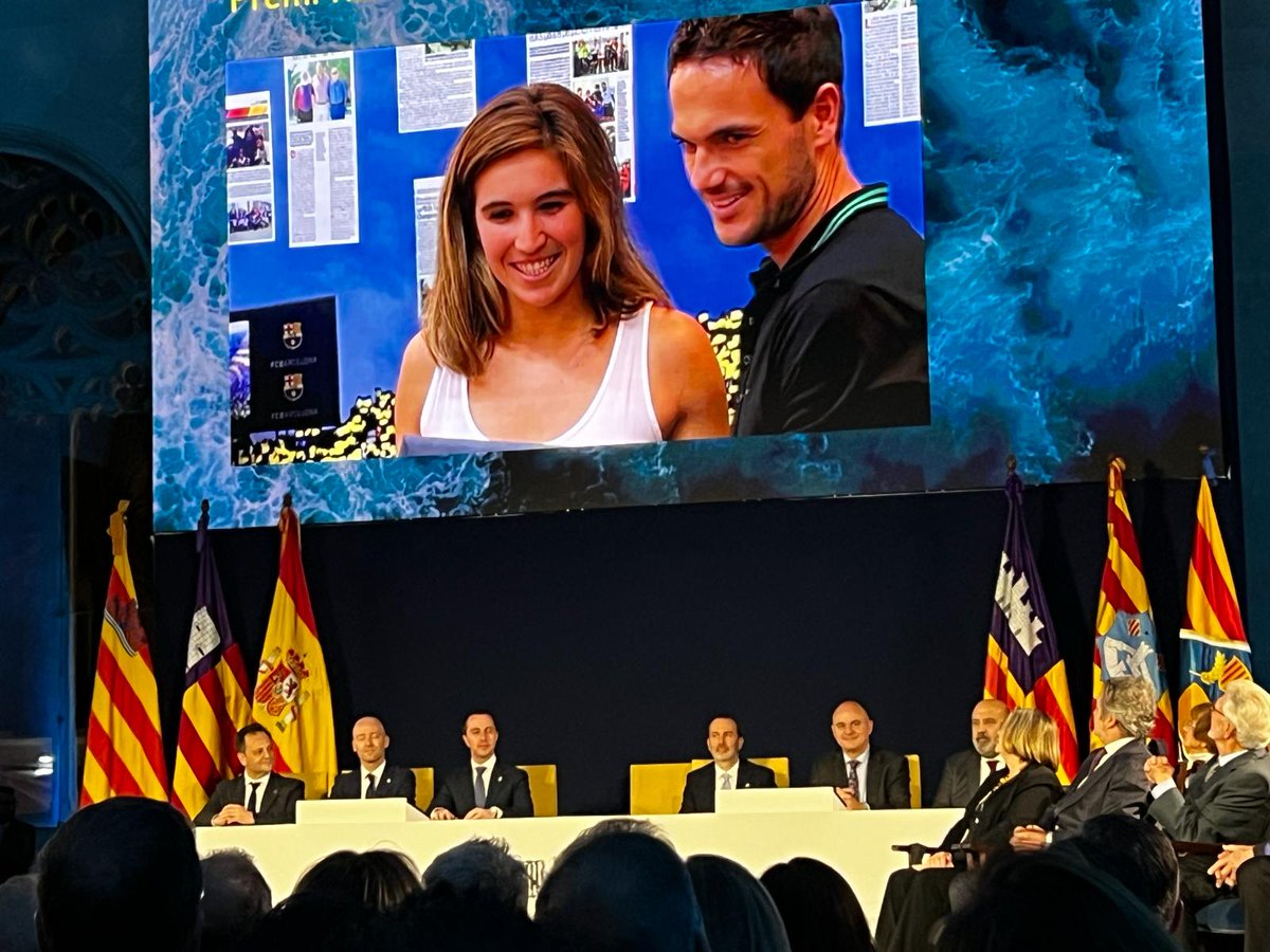 AjFelanitx's tweet image. 📸 Acte de lliurament del premi Ramon Llull a Mariona Caldentey amb la seva companya Cata Coll. 
🏅Referents de l’esport femení. Campiones de la Champions League femenina, campiones del món i campiones de la Nation League amb la selecció espanyola!! #orgullfelanitxer #DiaIB2024