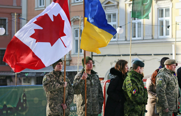 nexta_tv's tweet image. ⚡️ Canada is ready to deploy troops to Ukraine under certain conditions, says the defense minister

In an interview with the 'Toronto Star,' he emphasized that the country is prepared to send military personnel, not to take part in combat operations, but to train Ukrainian troops