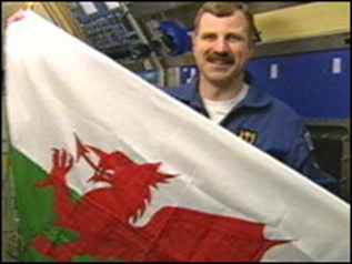 Dydd Gŵyl Dewi Hapus! Happy St. David’s Day! 🏴󠁧󠁢󠁷󠁬󠁳󠁿

Today, we’re taking a look at five of Wales’ contributions to space science, from feats of engineering to exceptional astronomers and astronauts 🧵