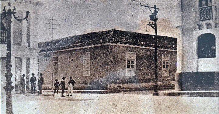 #01Mar #MéridaDeSiempre
Otra foto clásica de #Mérida.
Esquina de la hoy calle 23 (Vargas) con avenida tres (Independencia) ese edificio es la Universidad de Los Andes. Hay energía eléctrica, la vestimenta característica del momento y las calles pavimentadas. Inicio de la década