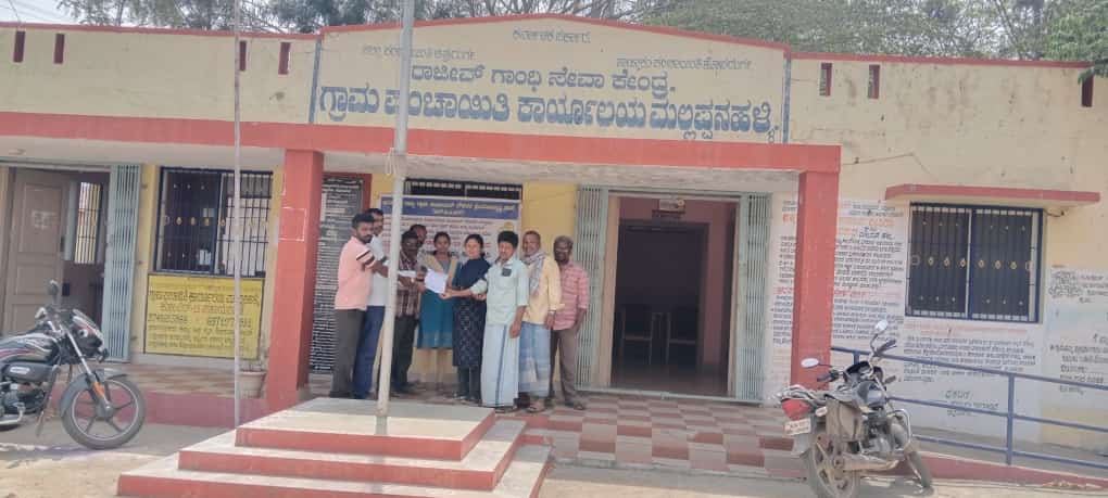 KRGPNSS_RDPR's tweet photo. ಇಲಾಖೆಯಿಂದ ವಿವಿಧ ಬೇಡಿಕೆ ಈಡೇರಿಸುವ ಕುರಿತು  ರಾಜ್ಯದಲ್ಲಿ ಸಾವಿರಾರು ಗ್ರಾಮ ಪಂಚಾಯತ್ ನೌಕರರಿಂದ ಶೋಷಣೆ ಮುಕ್ತ ಬದುಕಿಗಾಗಿ ಎಂಬ ಶೀರ್ಷಿಕೆ ಅಡಿ ಕರ್ತವ್ಯ ನಿರ್ವಹಿಸುವ ಸಂದರ್ಭದಲ್ಲಿ ಕಪ್ಪುಬಟ್ಟಿ ಧರಿಸಿ ಶಾಂತಿಯುತ ಪ್ರತಿಭಟನೆ ನಡೆಯುತ್ತಿದೆ 

#Team_KRGPNSS_RDPR
@CMofKarnataka @CommrPR @PriyankKharge https://t.co/2YuUJpoiWB