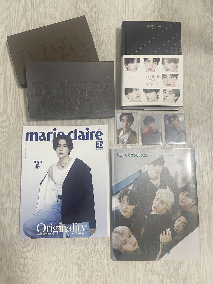 MIN MARCH GA 

1 winner all of the items in pic + d-day japan unsealed dvd when it arrives 🖤

• mbf
• rt, like, tag friends 
• reply with any streaming proof of any agust d song or yt ss of haegeum 
• no GA accounts
• sf will be shouldered by winner

draw when dvd arrives!