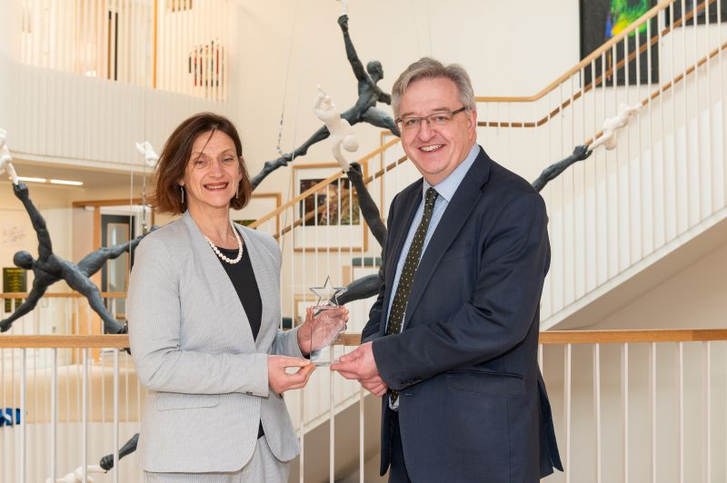 Mary, Managing Director, had the privilege of presenting <a href="/TonbridgeUK/">Tonbridge School</a>'s Headmaster, James Priory, with a crystal award for their outstanding academic achievements in the past year.  

Thank you for your warm welcome and the opportunity to celebrate your success with you🏆
