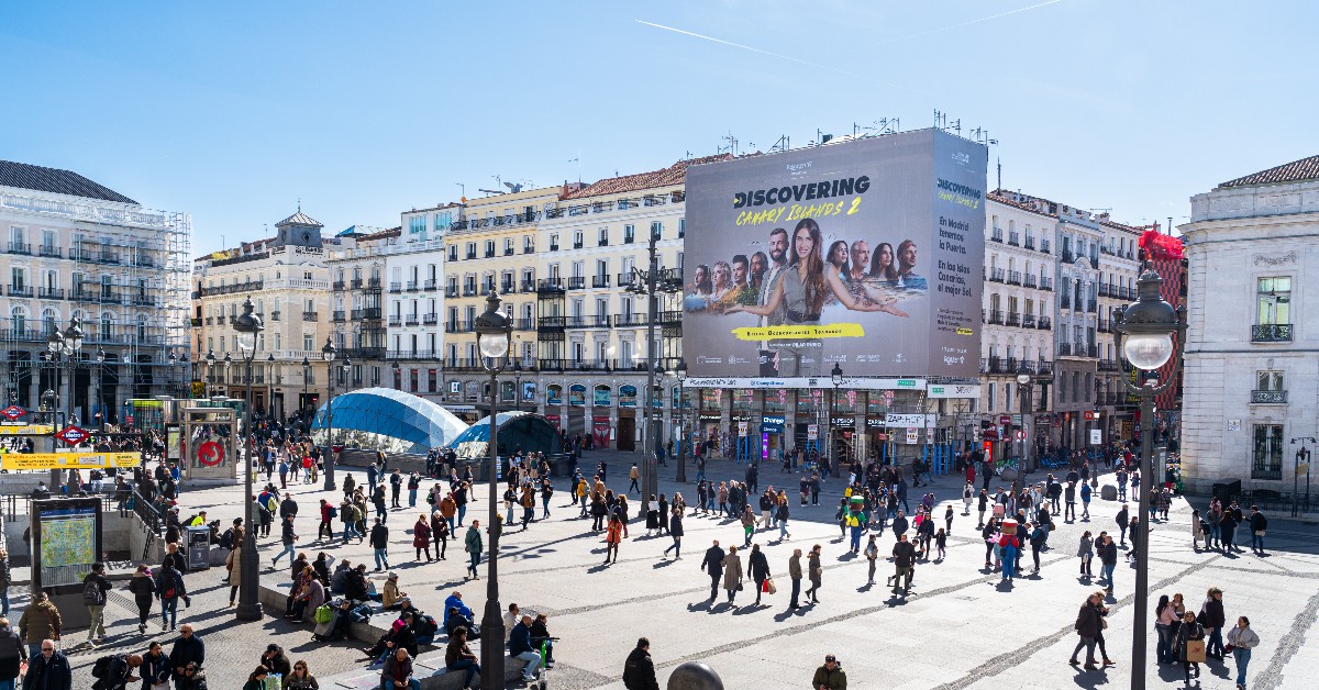 Si pasas por la Puerta del Sol en Madrid estos días, levanta la mirada: allí estaremos para recordarte que #DiscoveringCanaryIslands2 y las #Islascanarias te esperan, gratis y en exclusiva en #RakutenTV 🏝️ En colaboración con Islas Canarias