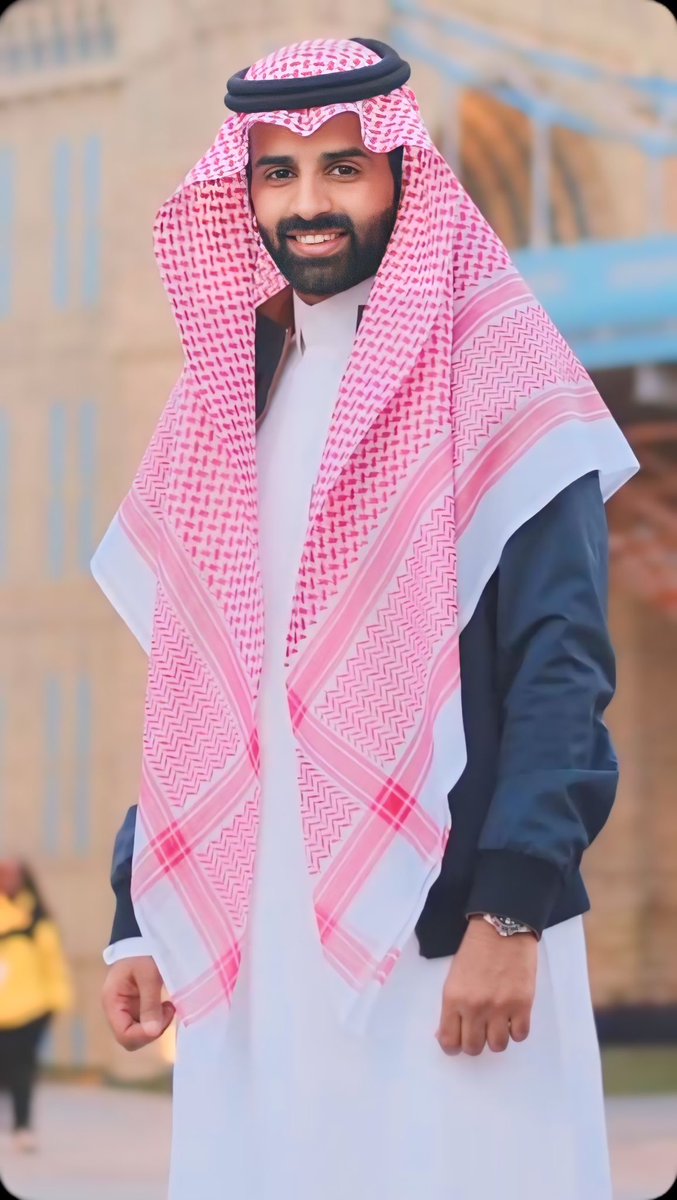 وقفت والله وقفت العز ياسعود
وعزالله انك طبت  والشاهد الله

ياصادق الوقفات يالشامخ الطود
ياللي بذلت الجود والطيب كله

صلب محلف لاغيم الجو بارود
ميقافهم  ياتي  على  حِل  حله

عزالله انك درع جنب وخوي جود
وان الوفا لك يا ابيض الوجه مله

من جاك من جور الغرابيل مضهود
يروح ووجيه السعد