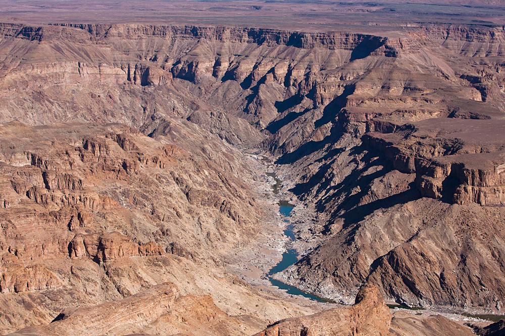 NWRNamibia's tweet image. Hobas Campsite, just 10 km from one of Africa&apos;s largest canyons, offers stunning views for those who enjoy walking along the mountain trails. While it&apos;s not permitted to hike down to the Fish River for the day, the 5-6 day hiking trail allows hikers to explore the canyon.