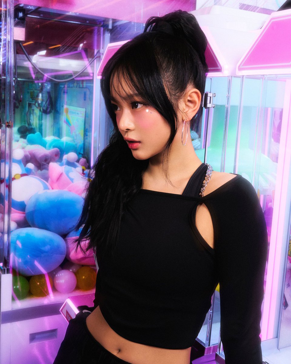 NewJeans x Nike #AirMax90LV8. Styled by #NewJeans #Minji #Hanni