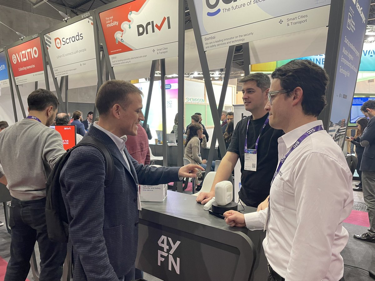 SimoLXirau's tweet photo. #4YFN compartint reptes de futur amb el @TecnoCampus i les Startups de #Mataró al #MWC24.
Com estudiant comparteixo el TFM sobre “cognitive radio” una de les tecnologies del 5G @UOCuniversitat
Excel·lents empreses i millors persones!
#Bambai #cocopool https://t.co/EUNrbx6Zl4