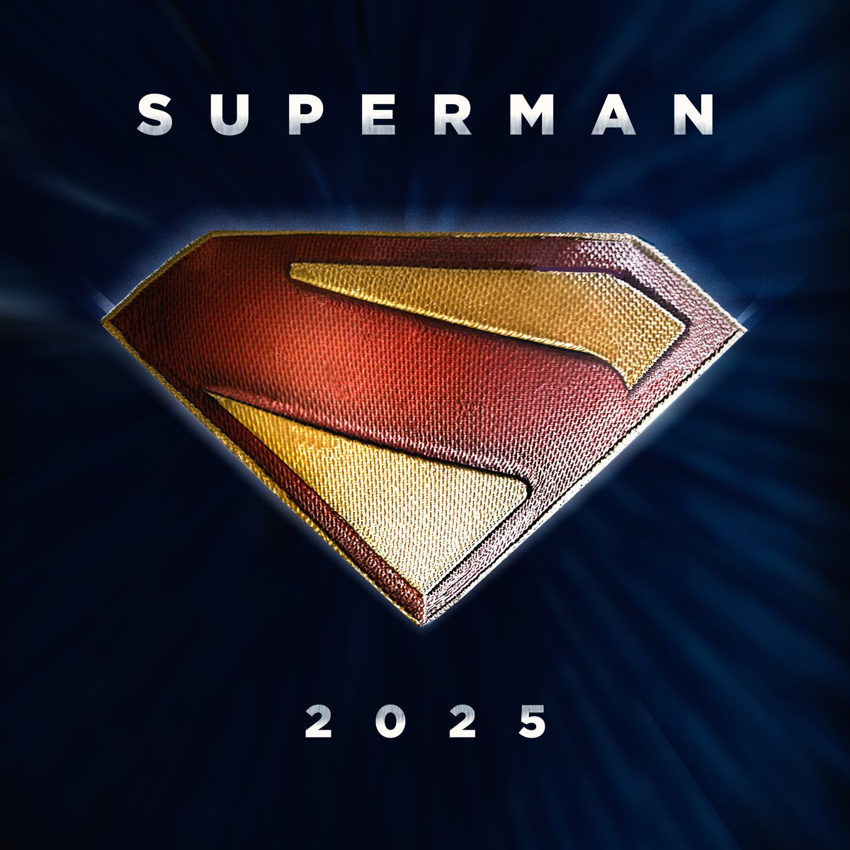 Cada vez me gusta más el logo. El reborde amarillo es un acierto tremendo,  le da personalidad ♥️, image size:1200x1200