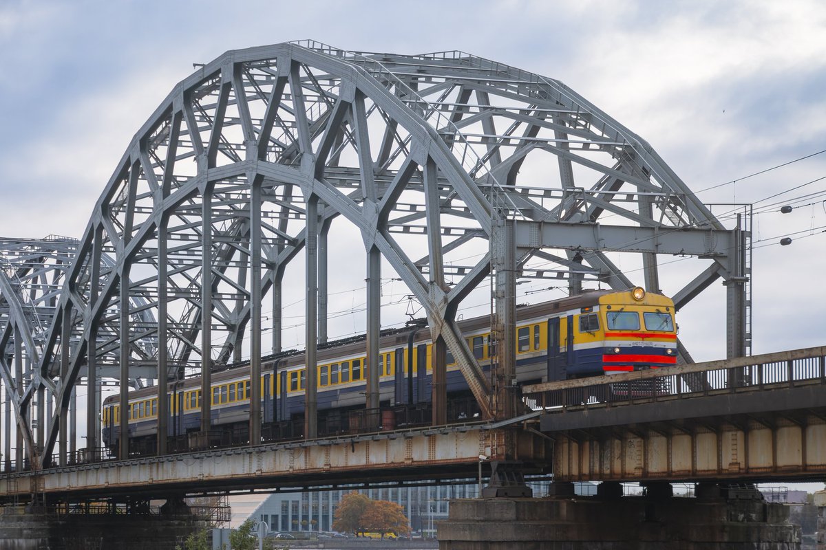ER2T-7115R uz Rīgas dzelzceļa tilta 25.10.2023.