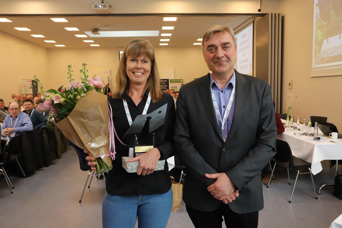 Thank You so much!
⭐️ Janne Aalborg Nielsen receives Danish No-till organization’s honorary award ⭐️
It was with great pleasure that today we could present our honorary award “Det Knækkede Plovskær” to national consultant at SEGES INNOVATION, Janne Aalborg Nielsen