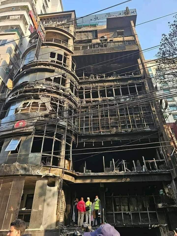 Two photos, showing the building on #BaileyRoad before and after the #fire, demonstrate the severity of the incident and depict the extent of the damage caused by the blaze.

#DhakaTragedy #bangladeshfire