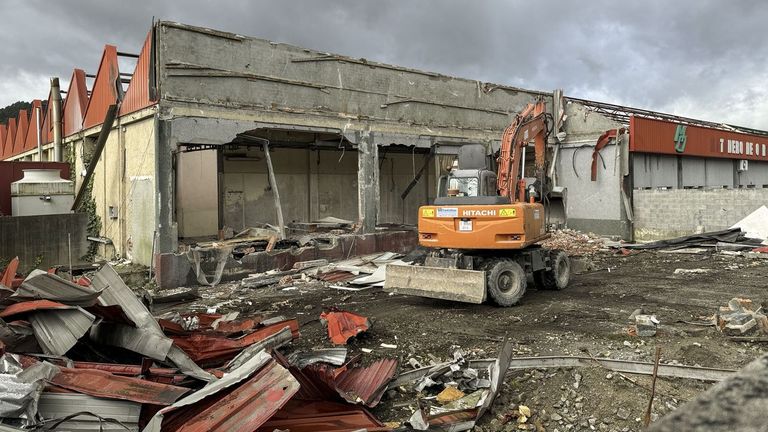 En una de esas grabaciones, Gonzalo Pérez Jácome se refiere a la adjudicación de ese contrato a Oreco Balgón,  «Le dimos el matadero al de Carballiño, pero claro, a un sobreprecio de la hostia, porque nos quiso estafar. Nos quiso dar 30.000 €, pero al final tuvo que dar 100.000»