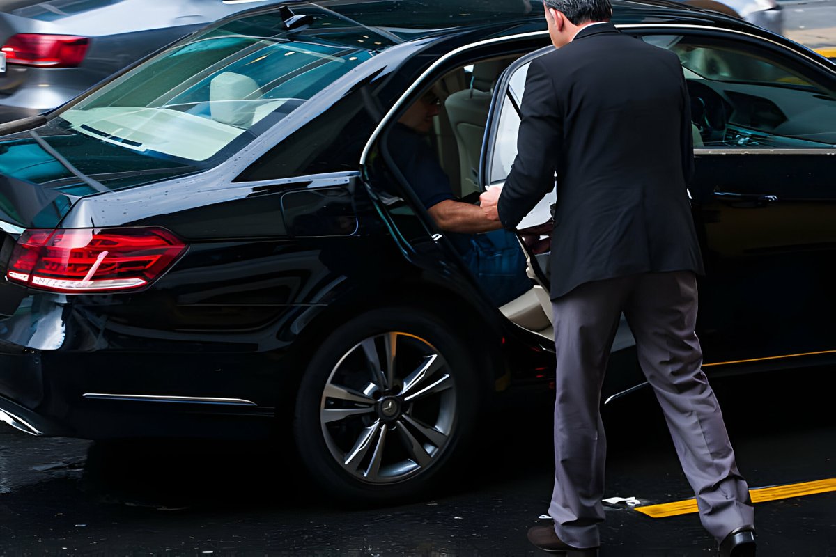 Our chauffeur service in NYC provides both elegance and convenience. Sit back, relax, and let our skilled drivers handle the busy streets while you enjoy a smooth ride. Whether for business meetings, airport transfers, or special occasions.
#NYCChauffeur #LuxuryTravel #NYCTravel