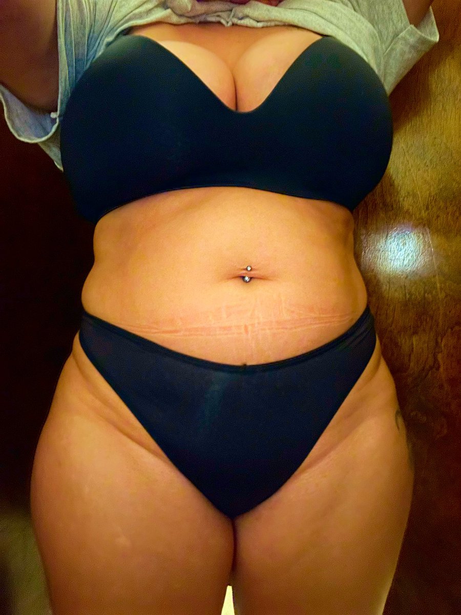 AnnaKansasMilf's tweet photo. How you like my new bra and panties ? https://t.co/Mubysg69lC