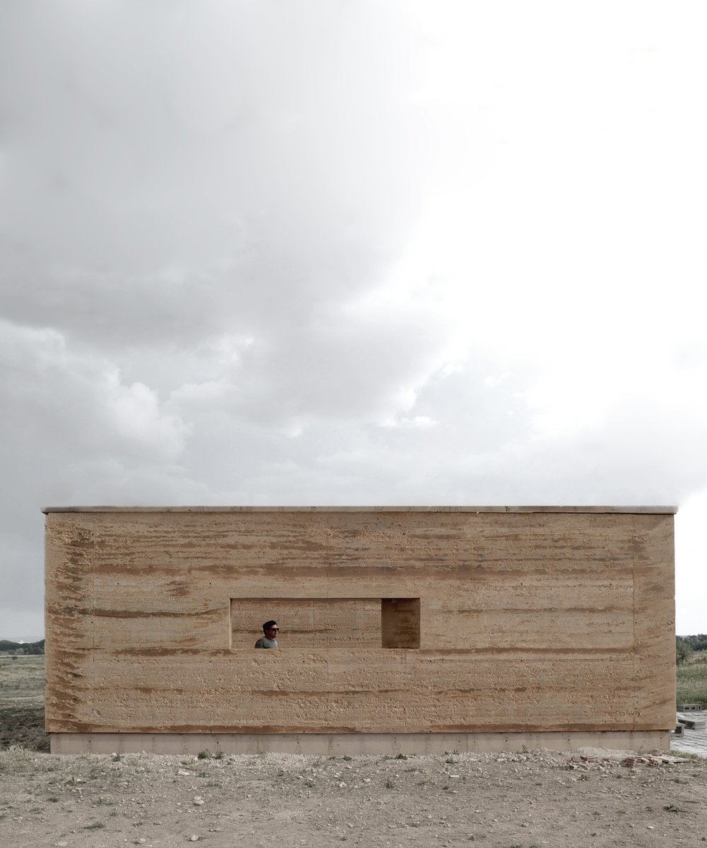 La #arquitectura de tierra. Un elemento todavía desconocido a pesar de ser uno de los materiales más sostenibles en la construcción.  En #FetDeTerra han desarrollado TAPIALBLOCK®, un bloque de tierra compactada industrializado y de simple ejecución: fetdeterra.com