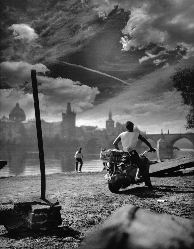 #BricioleDiPensieri
Siamo ancora primavere, altri giorni da vivere...

<<Che mi sia dato di non sprecarli, di non sprecare nulla di ciò che sono e di ciò che potrei essere.>>
#ItaloCalvino 

Il cavaliere inesistente 

#photo Jan Saudek, 1959.